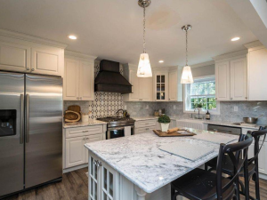 Modern Kitchen Cabinets with Quartz Countertops