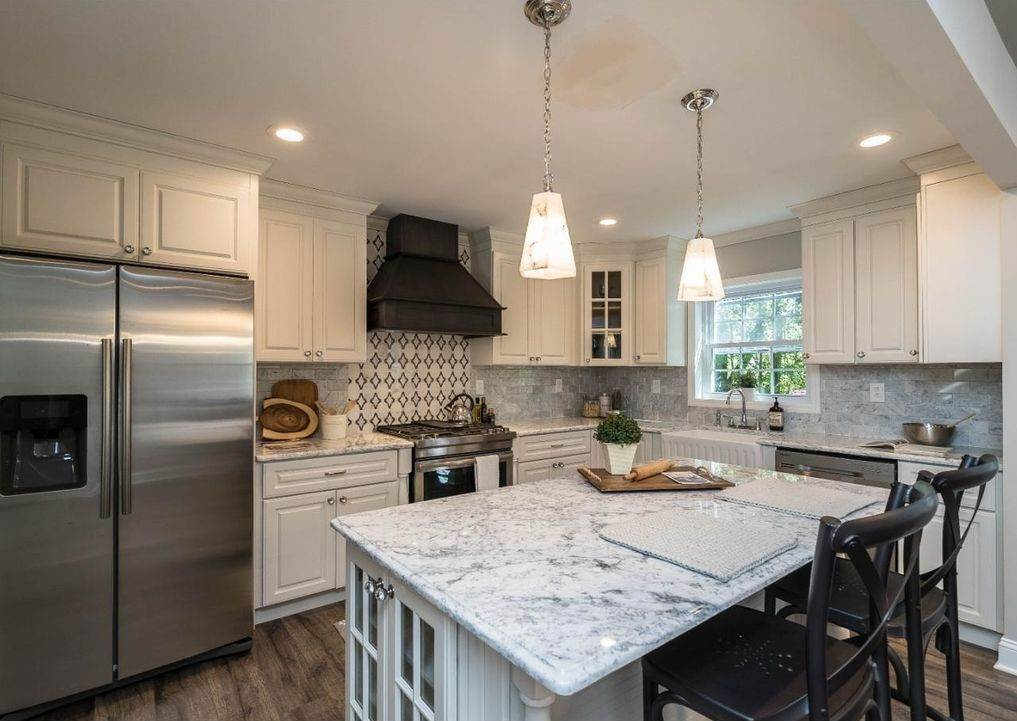 Modern Kitchen Cabinets with Quartz Countertops